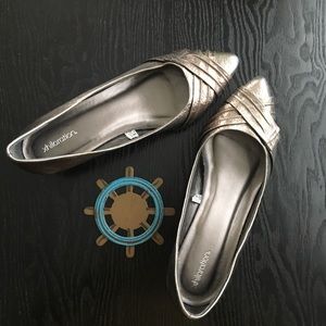 💕 NEW Silver Wedge Pumps